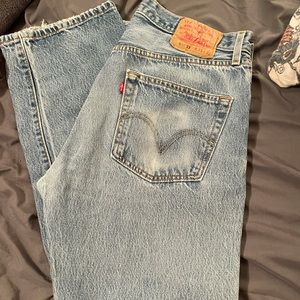 Levi’s jeans mean fits like a women 30